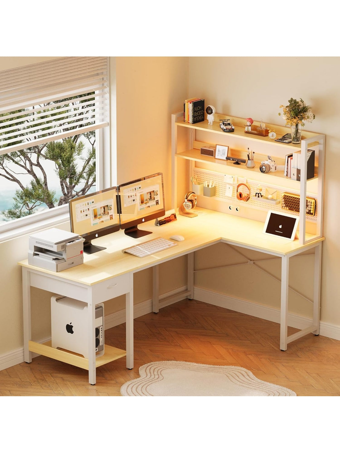 L formiger Eckschreibtisch 135 x 90 cm in Weiss mit Regal Lochwand Steckdosen USB Anschluss und Stauraum